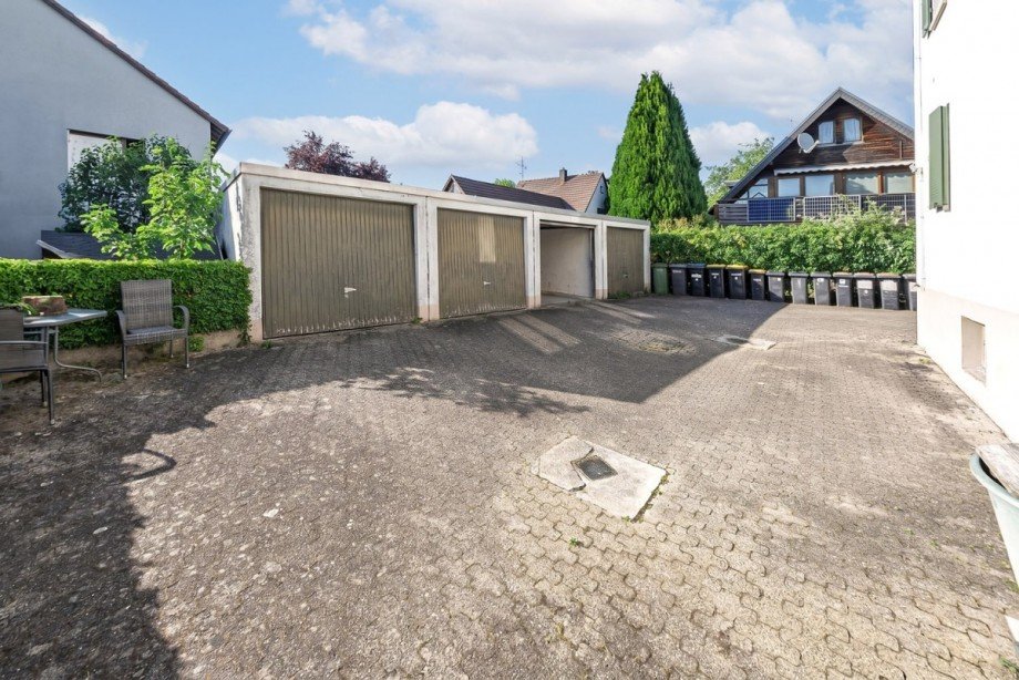 Garagen und Innenhof Mehrfamilienhaus Gundelfingen