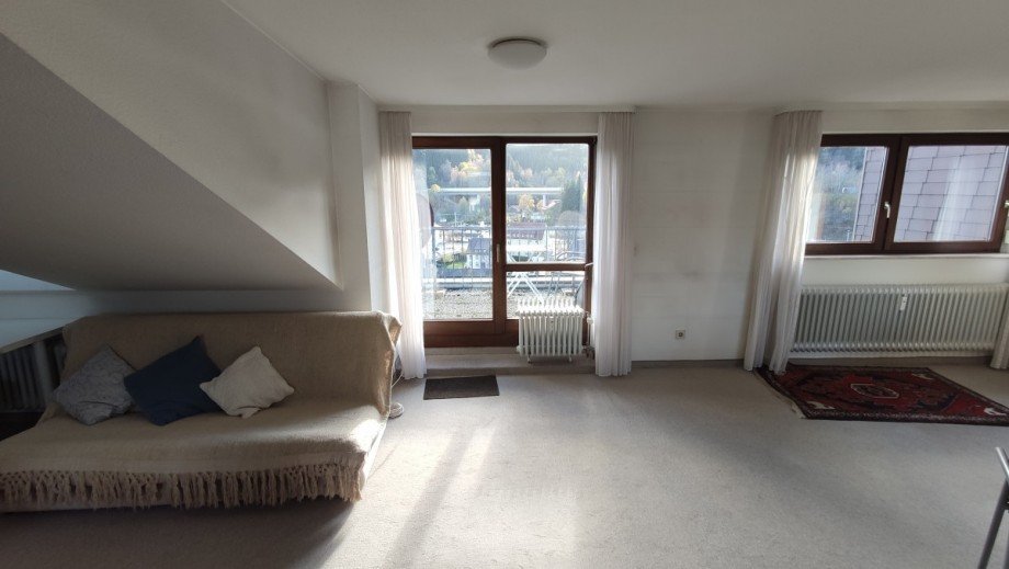 Wohnzimmer mit Balkon Dachgeschosswohnung Titisee-Neustadt