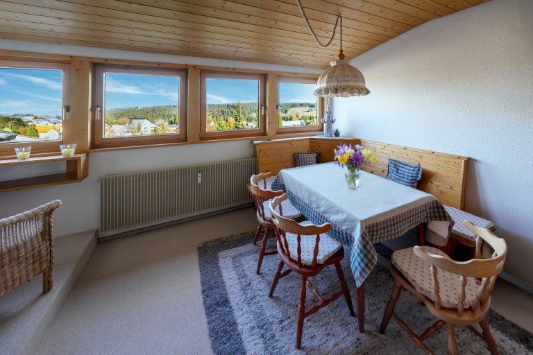 Essbereich im Wohnzimmer Sch�nwald im Schwarzwald Wohnung Dachgeschosswohnung mit traumhaftem Ausblick
