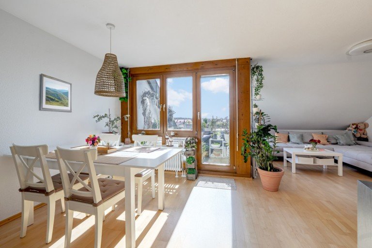 Essbereich mit angrenzendem Balkon Teningen Dachgeschosswohnung VERKAUFT Lichtdurchflutete und zentrale Dachgeschosswohnung