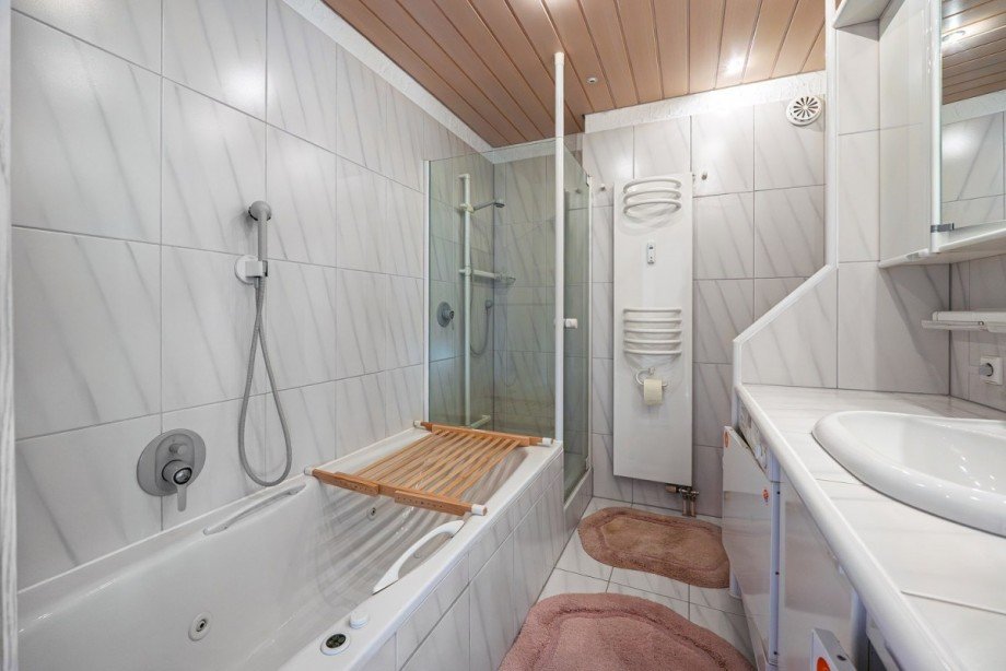 Badezimmer mit Badewanne & Dusche Wohnung Schluchsee