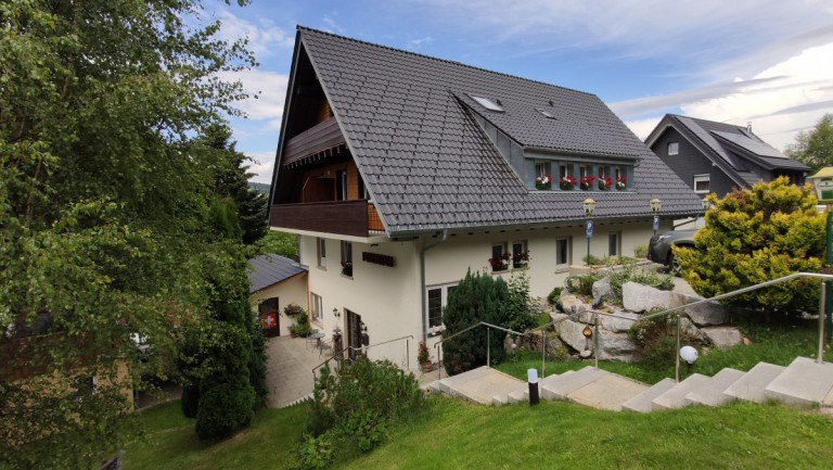 Au�enansicht Feldberg (Schwarzwald) Renditeobjekt VERKAUFT Gro�e Pension inkl. Gastst�tte in bester Lage von Feldberg - Ferienvermietung